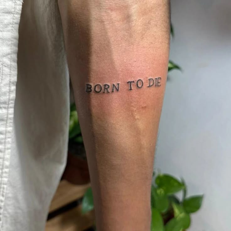 30 Born to Die Tattoo Ideas 2025: Aesthetic Lettering, Stomach and Collarbone Placement