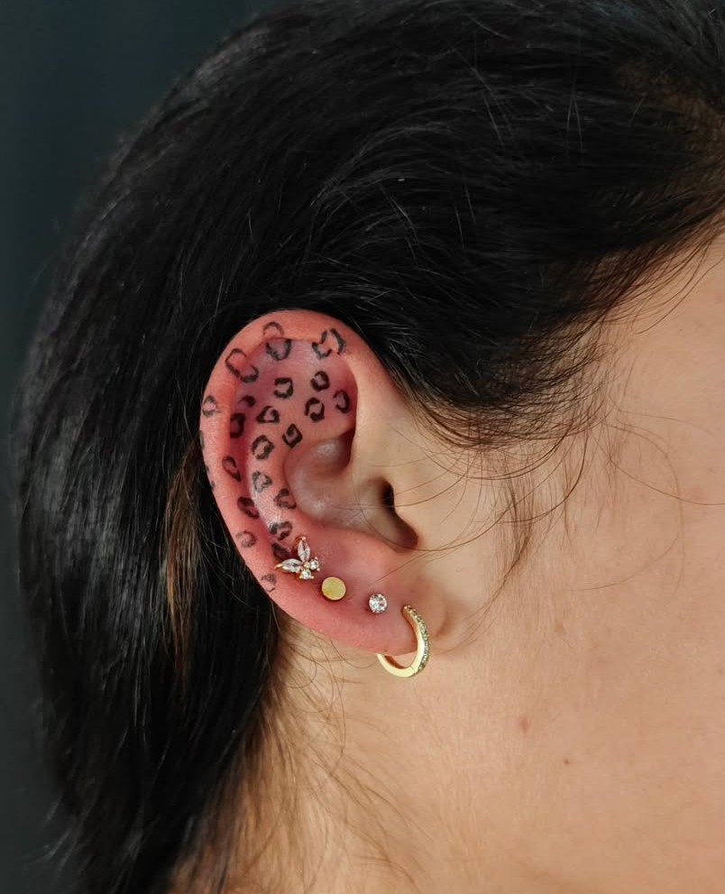 28 Ear Tattoo Ideas for Women and Men with Piercings – Inner, Behind, Side, Fine Line, Flowers, Mandala, Moon, Rose, Cross, Stars, Spider Web