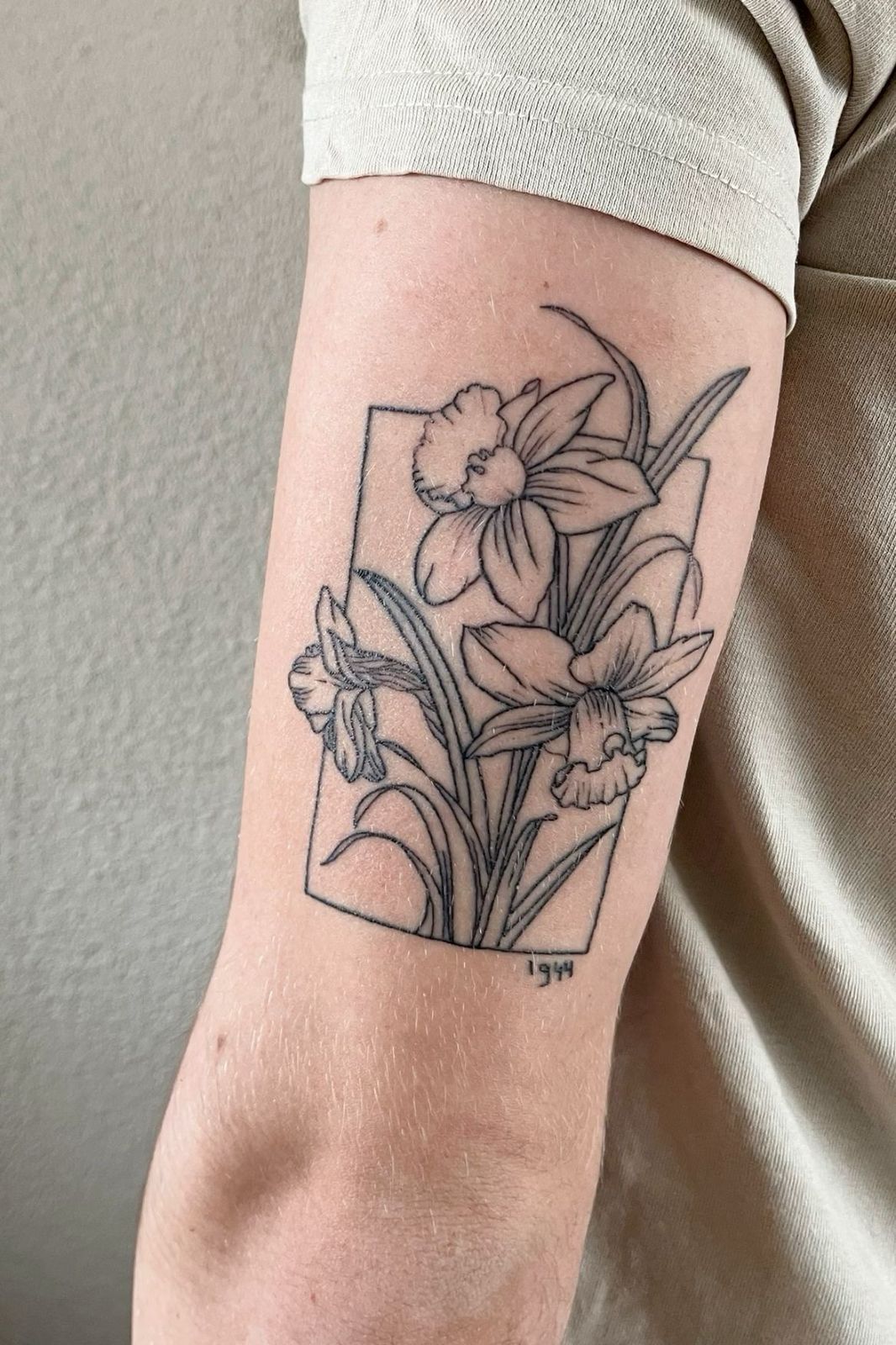 26 December Birth Flower Tattoo Ideas With Narcissus and Holly Designs for 2025
