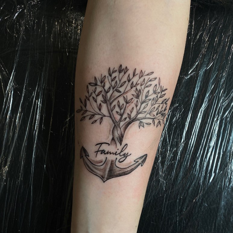 28 Family Tree Tattoo Designs Full of Meaning and Inspiration