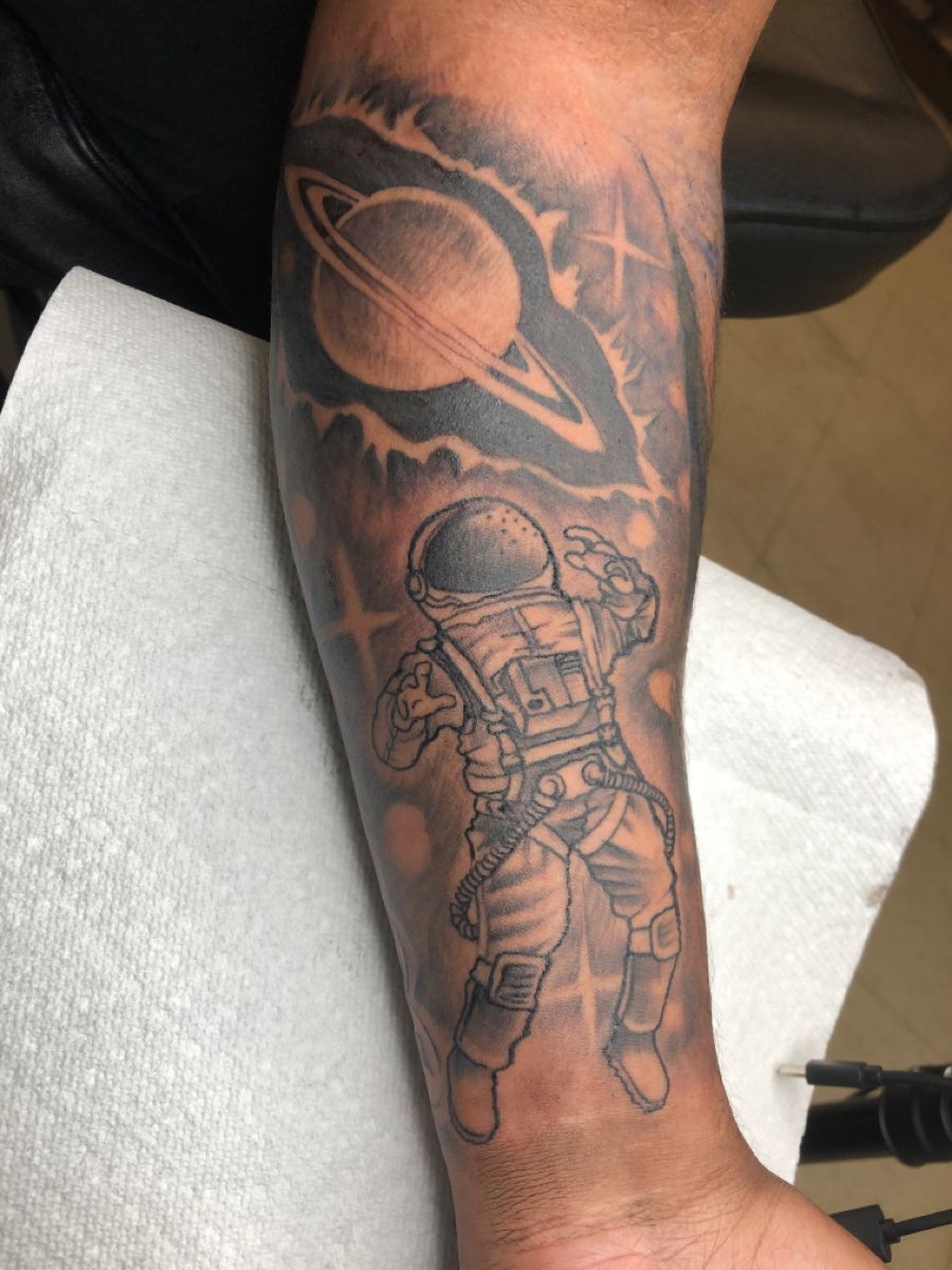 Astronaut Tattoo Ideas for Men and Women – Minimalist, Stencil Outline, and Cosmic Designs