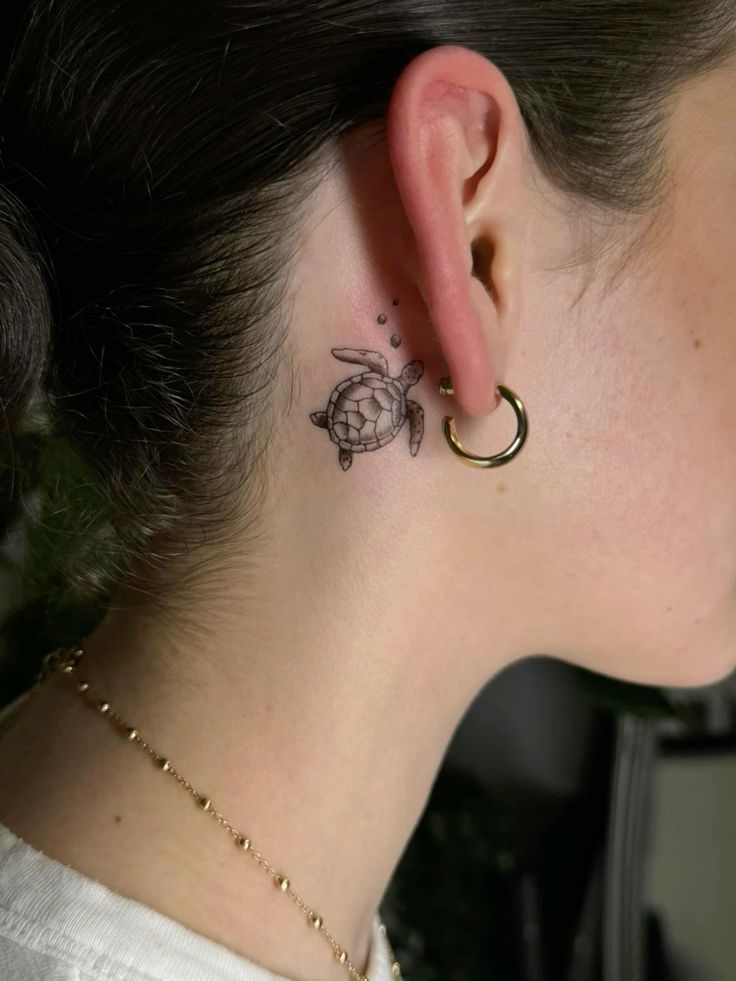 28 Ear Tattoo Ideas for Women and Men with Piercings – Inner, Behind, Side, Fine Line, Flowers, Mandala, Moon, Rose, Cross, Stars, Spider Web