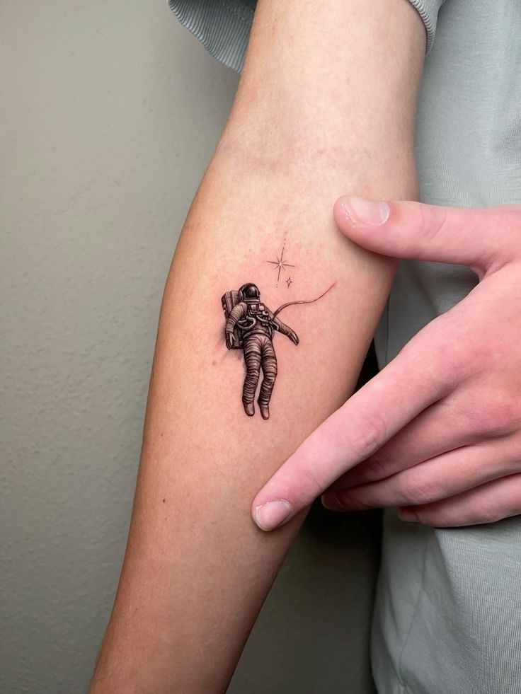 Astronaut Tattoo Ideas for Men and Women – Minimalist, Stencil Outline, and Cosmic Designs