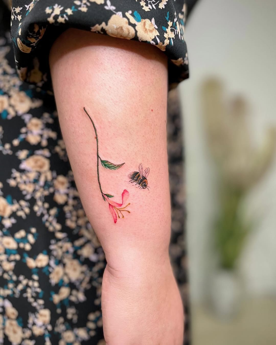 29 Honeysuckle Tattoo Ideas with Fine Line, Neo Traditional, Coral, and American Traditional Designs
