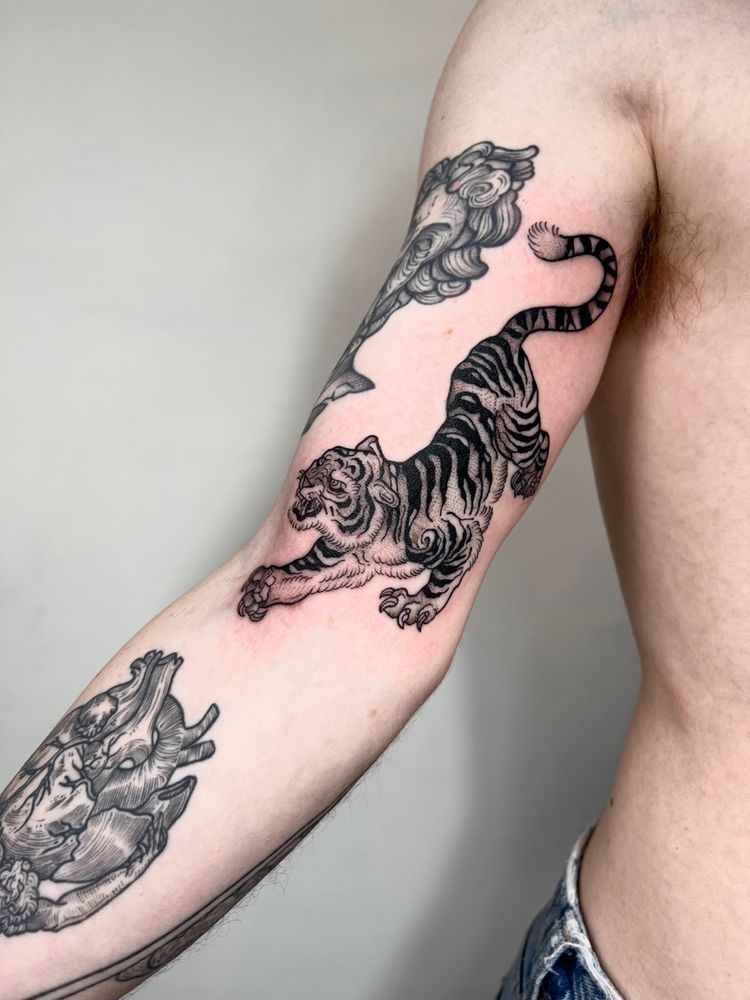 Japanese Tiger Tattoos – Traditional Designs, Sleeves, Chest &#038; Arm Ideas