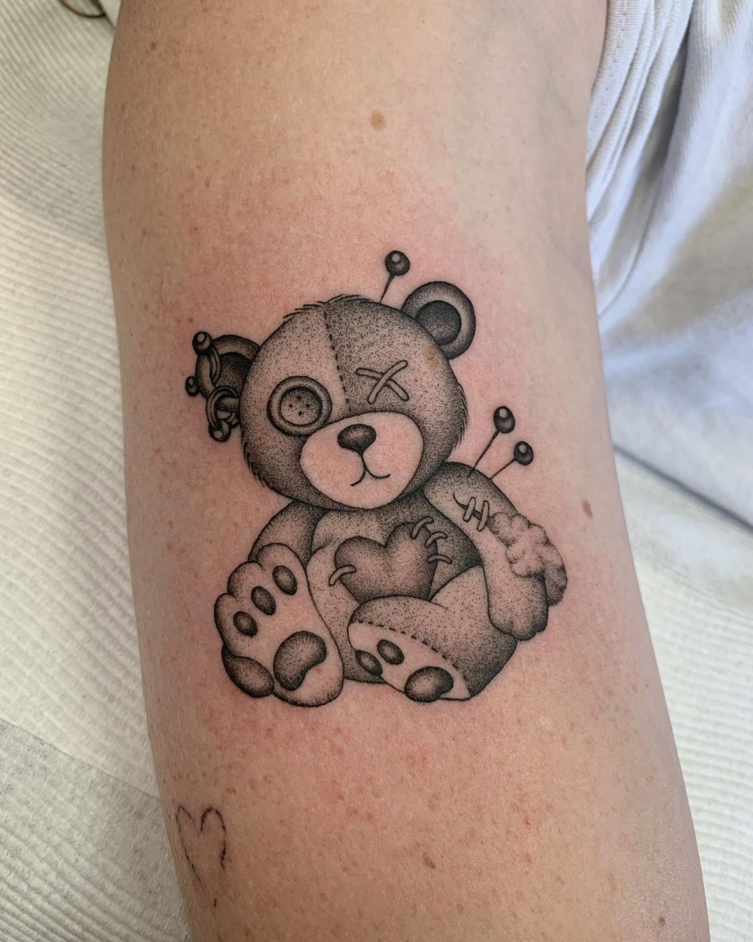30 Teddy Bear Tattoo Designs 2025 – Cute, Realistic, Fine Line, Matching, Feminine &#038; Dark Tattoo Ideas