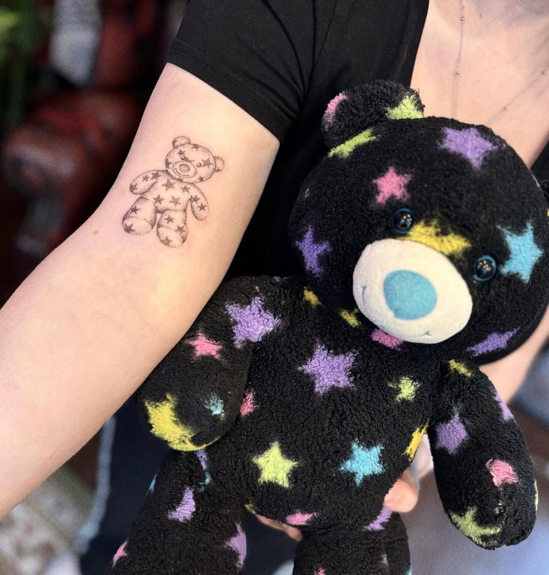 30 Teddy Bear Tattoo Designs 2025 – Cute, Realistic, Fine Line, Matching, Feminine &#038; Dark Tattoo Ideas