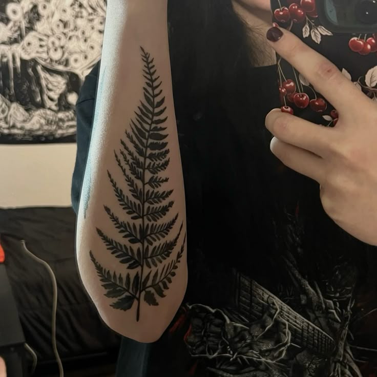 29 Fern Tattoo Ideas: Nature’s Most Elegant Lines, From Shoulder Fronds to Hip Vines