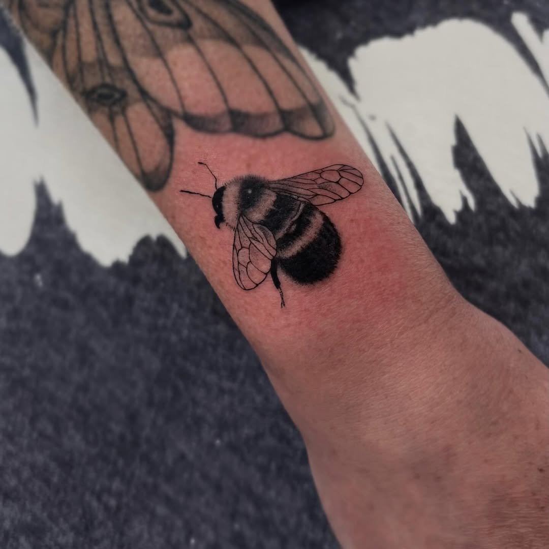 27 Bumble Bee Tattoo Ideas: From Fine-Line Minis to Fuzzy Realism