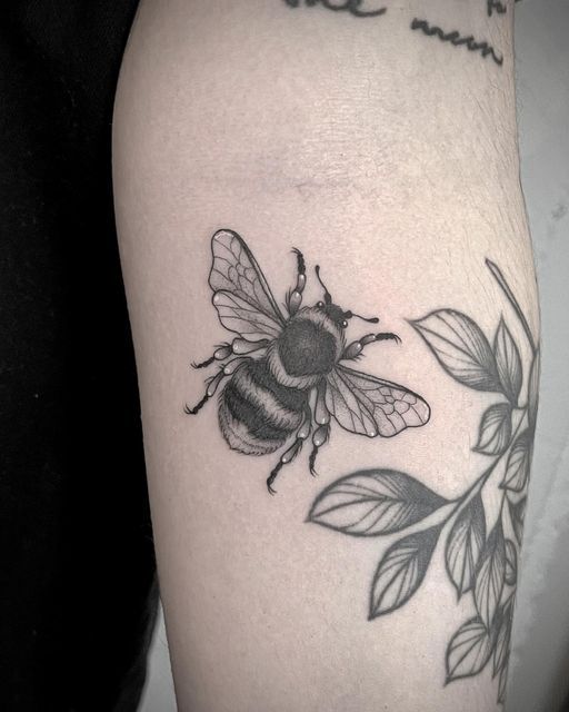 27 Bumble Bee Tattoo Ideas: From Fine-Line Minis to Fuzzy Realism