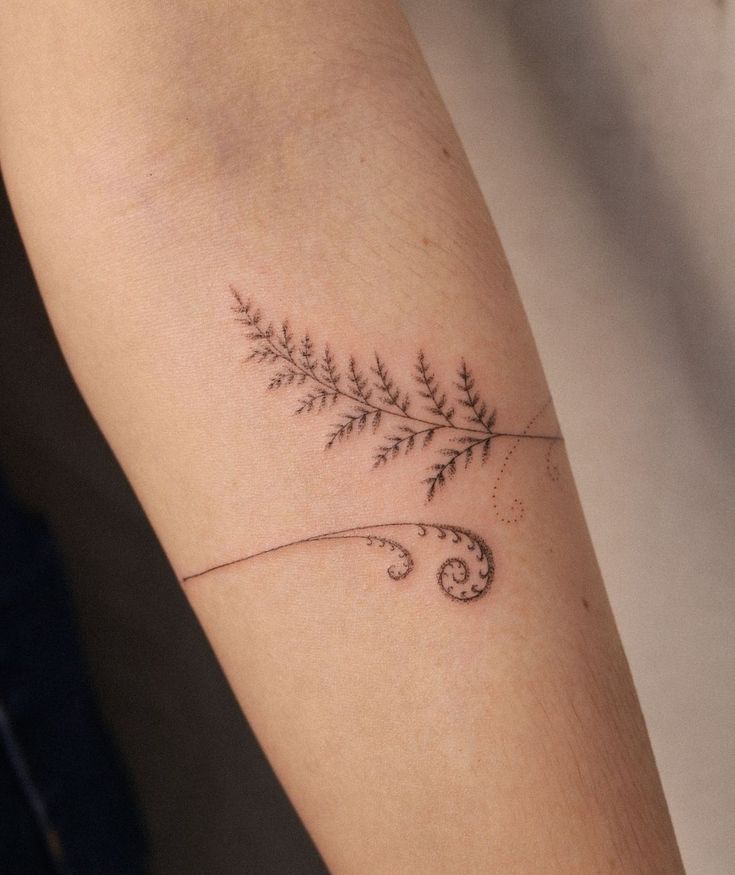 29 Fern Tattoo Ideas: Nature’s Most Elegant Lines, From Shoulder Fronds to Hip Vines