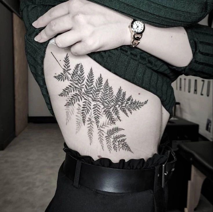 29 Fern Tattoo Ideas: Nature’s Most Elegant Lines, From Shoulder Fronds to Hip Vines