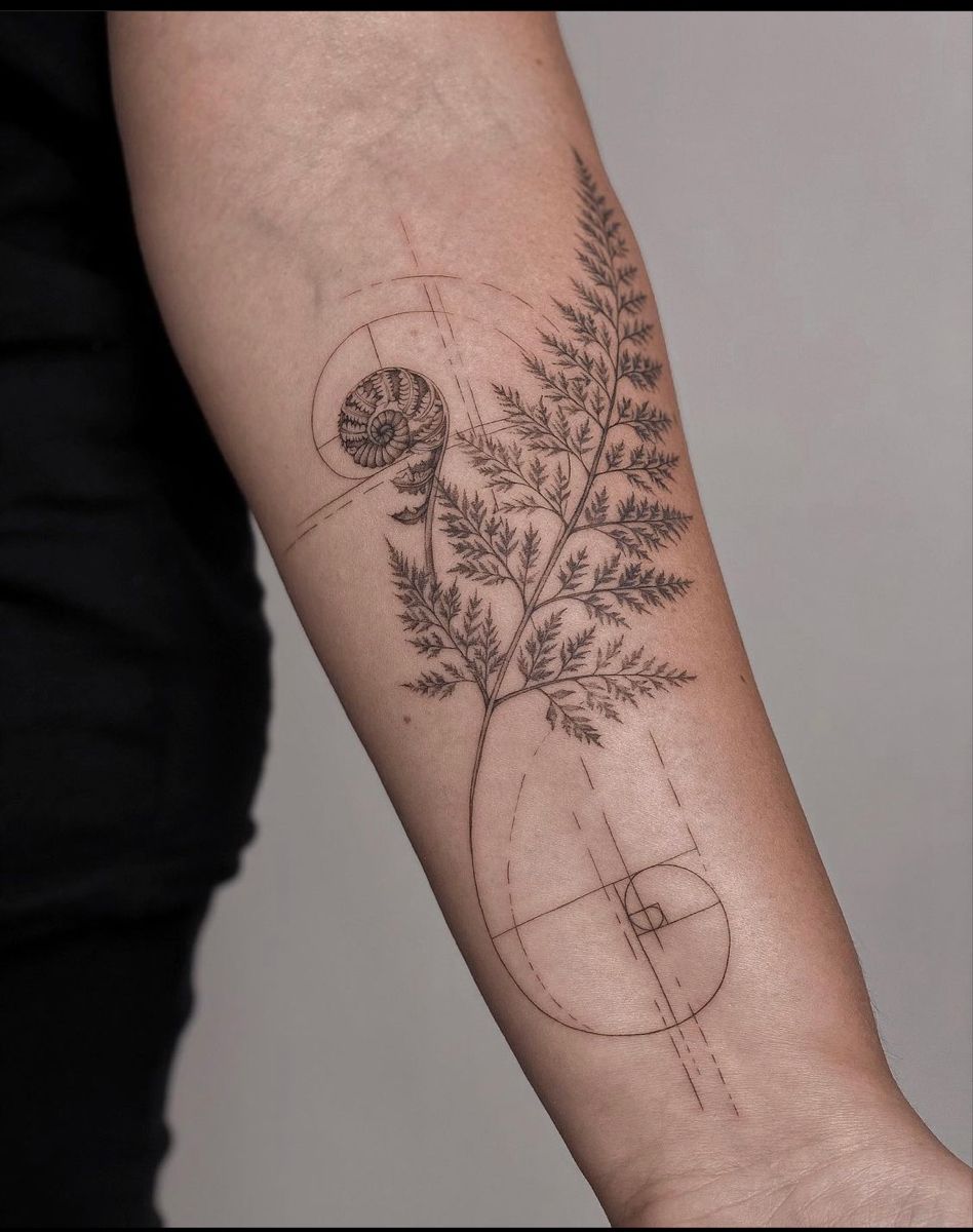 29 Fern Tattoo Ideas: Nature’s Most Elegant Lines, From Shoulder Fronds to Hip Vines