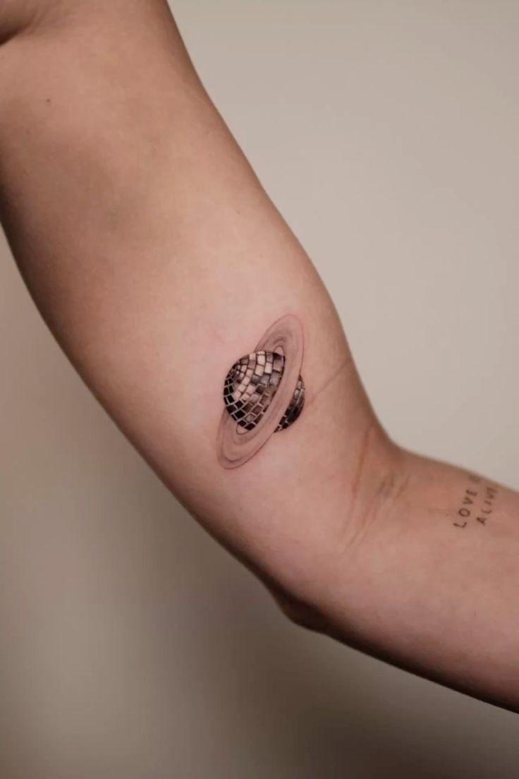 30 Saturn Tattoo Ideas: Meaning, Styles, and Real-Life Designs You’ll Actually Want