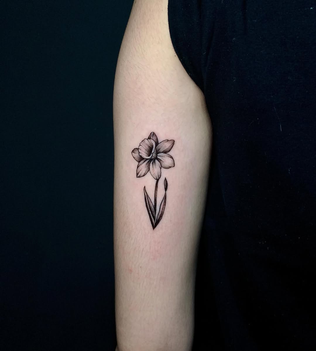 31 Narcissus Flower Tattoo Ideas: Delicate Designs Full of Meaning and Color