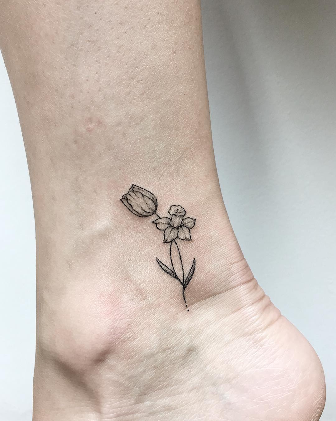 31 Narcissus Flower Tattoo Ideas: Delicate Designs Full of Meaning and Color