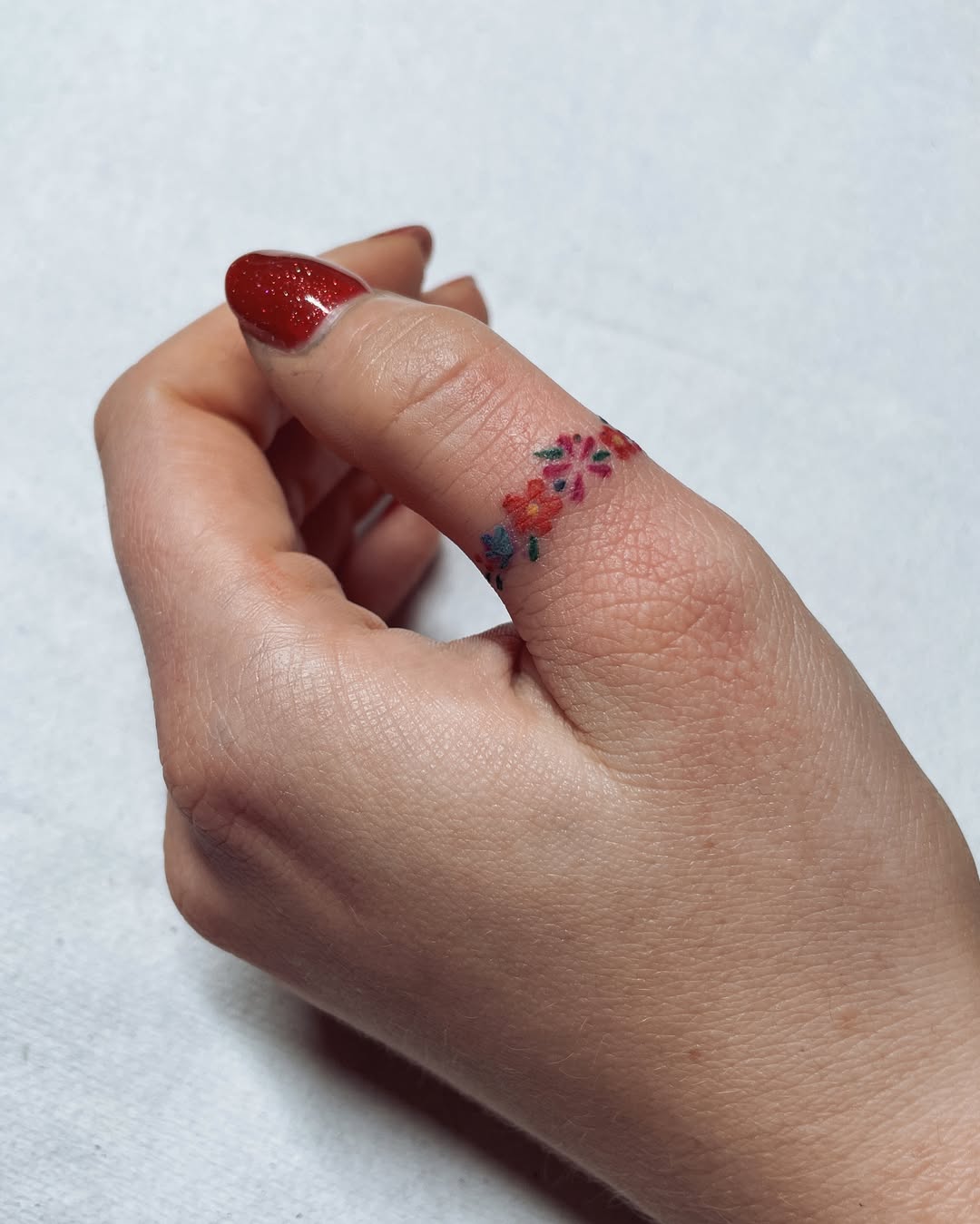 31 Ring Tattoo Ideas: Modern Bands, Meaningful Symbols &#038; Subtle Couples Ink