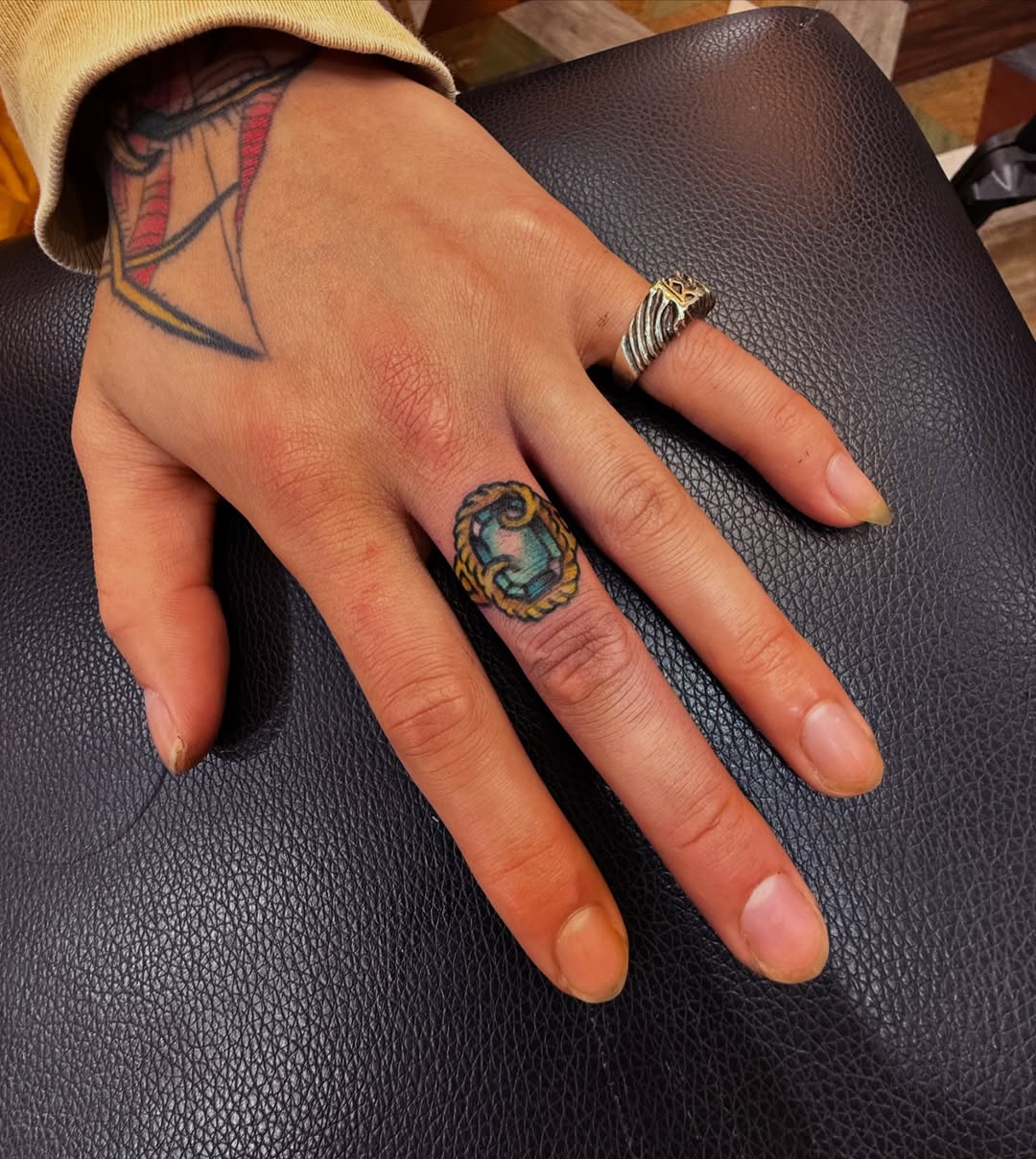 31 Ring Tattoo Ideas: Modern Bands, Meaningful Symbols &#038; Subtle Couples Ink