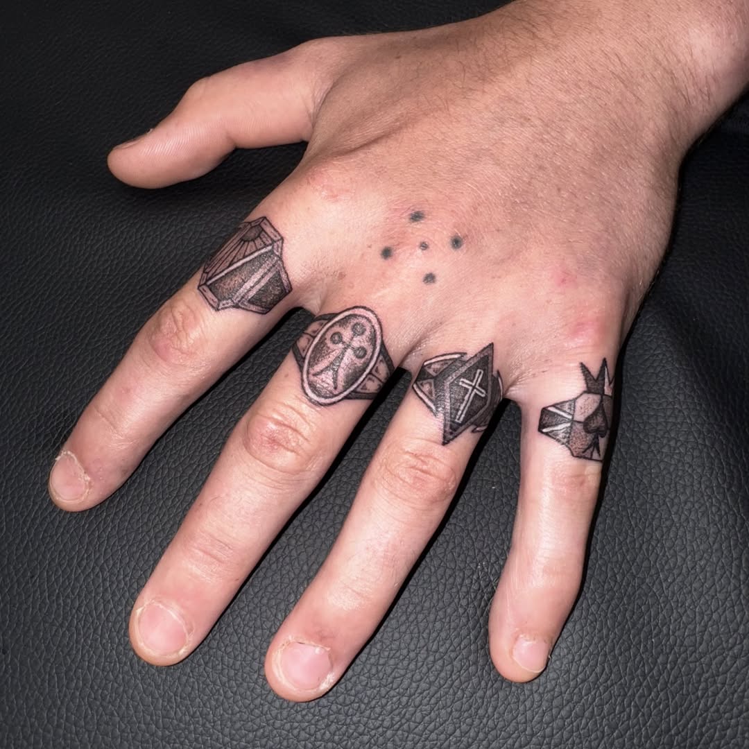 31 Ring Tattoo Ideas: Modern Bands, Meaningful Symbols &#038; Subtle Couples Ink