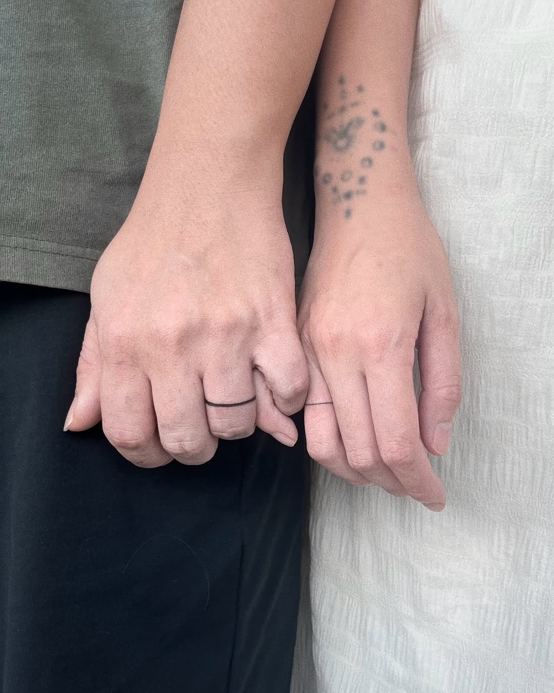 31 Ring Tattoo Ideas: Modern Bands, Meaningful Symbols &#038; Subtle Couples Ink