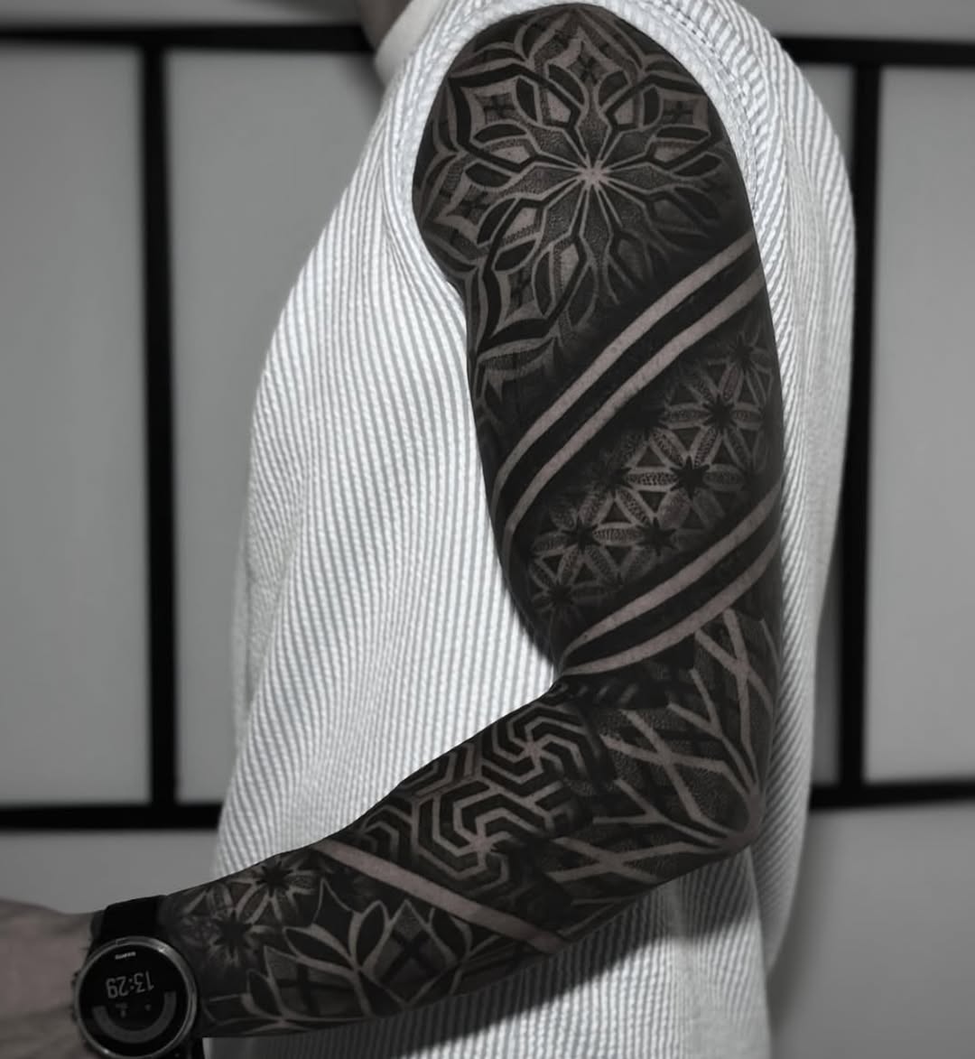 28 Traditional Tattoo Sleeve Ideas: Bold American, Black and Grey, Neo &#038; Japanese Designs for Every Style