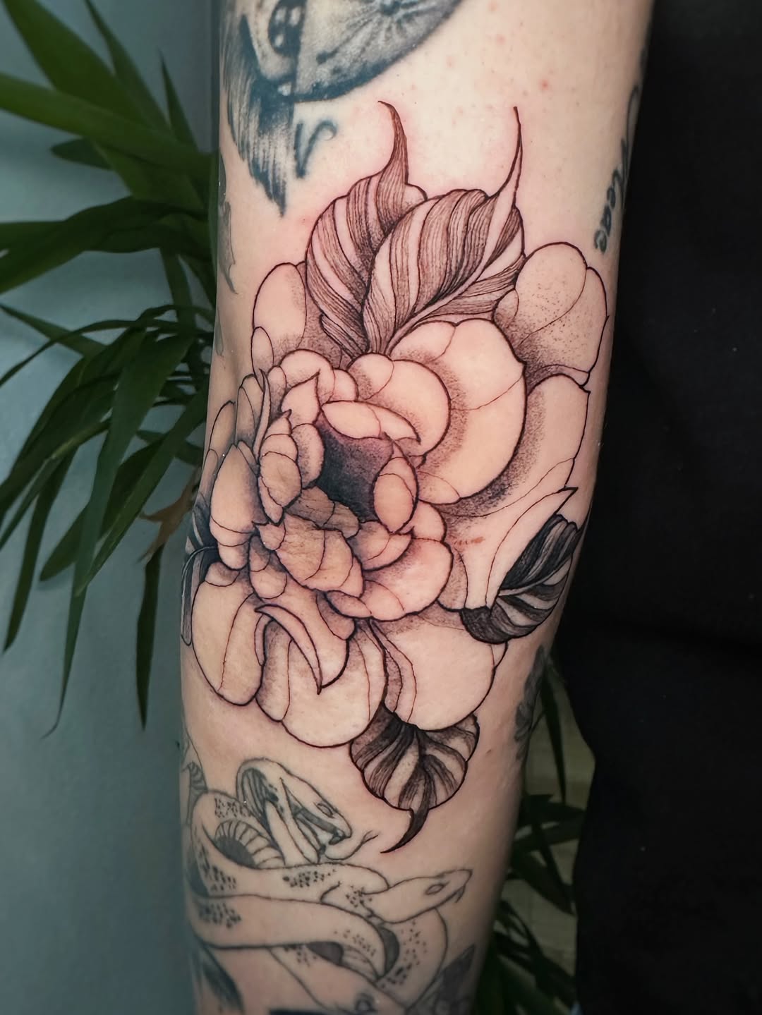 29 Filler Tattoo Ideas: Smart Ways to Close Gaps in Your Sleeve with Flowers, Snakes and Symbols