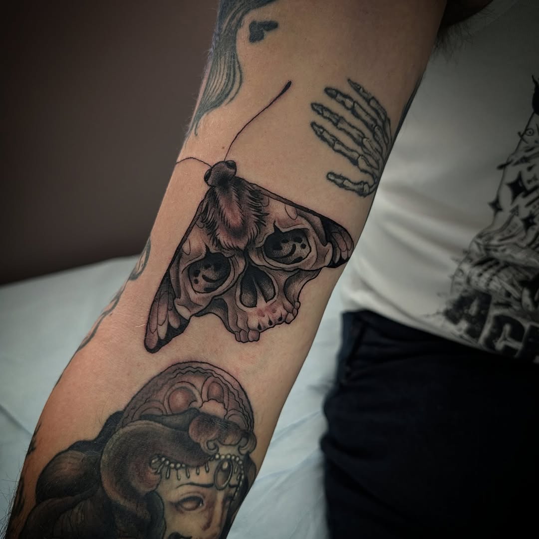 29 Filler Tattoo Ideas: Smart Ways to Close Gaps in Your Sleeve with Flowers, Snakes and Symbols