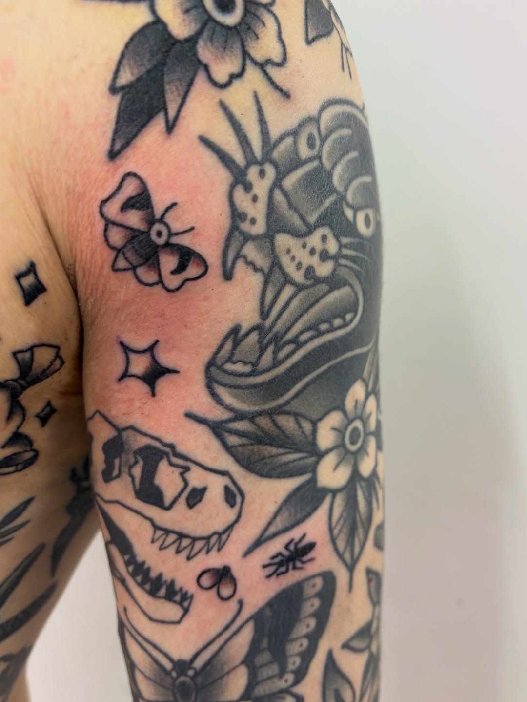 29 Filler Tattoo Ideas: Smart Ways to Close Gaps in Your Sleeve with Flowers, Snakes and Symbols