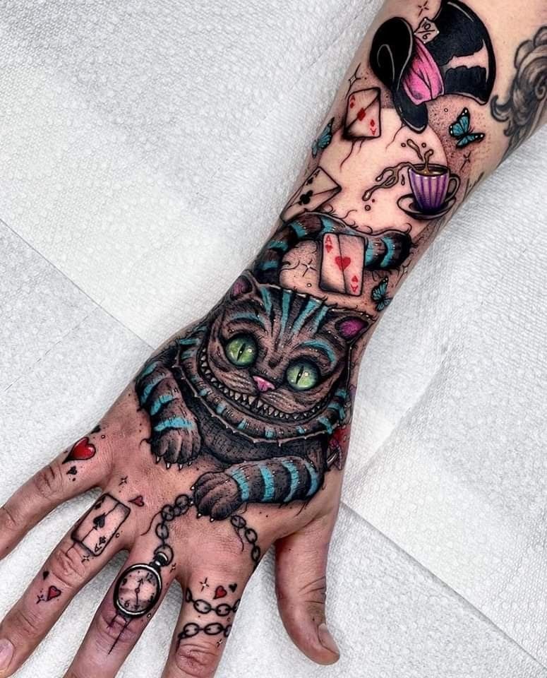 29 Cheshire Cat Tattoo Ideas: From Whimsical Grins to Dark Wonderland Symbolism