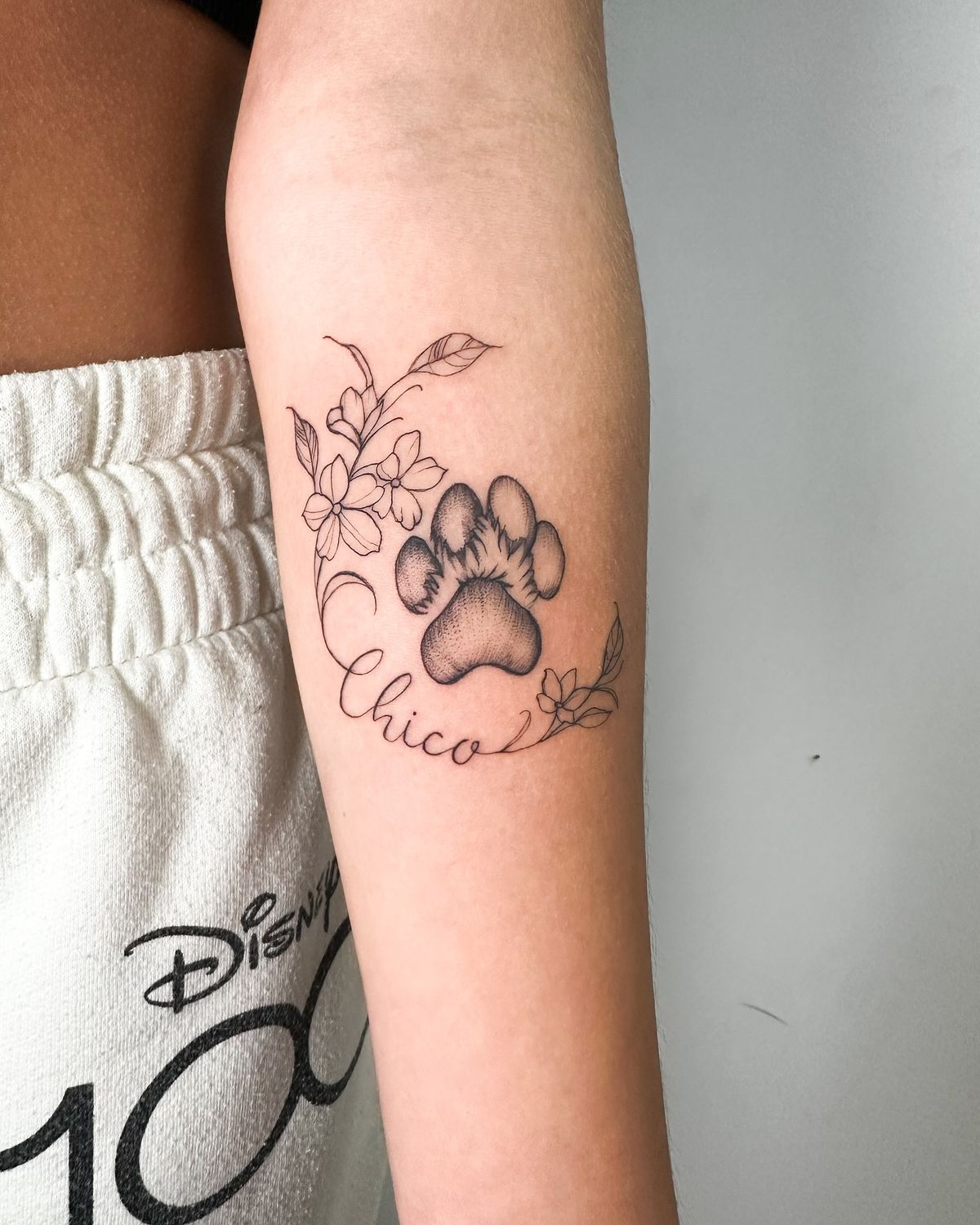 30 Heartfelt Dog Memorial Tattoo Ideas: Unique Paw Prints, Fine Line Portraits &#038; Tiny Tributes