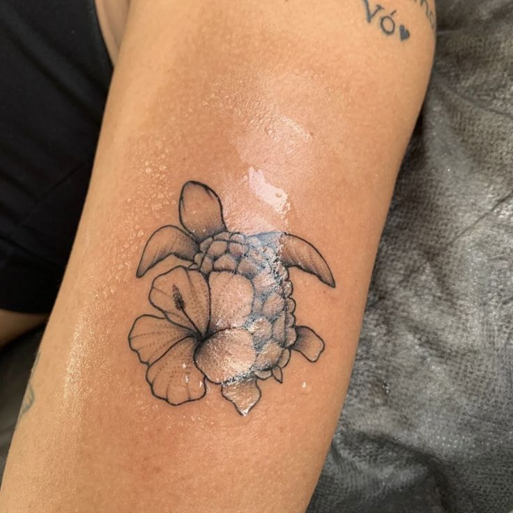 28 Hawaiian Tattoo Ideas for Men & Women: From Tiny Waves to Traditional Patterns