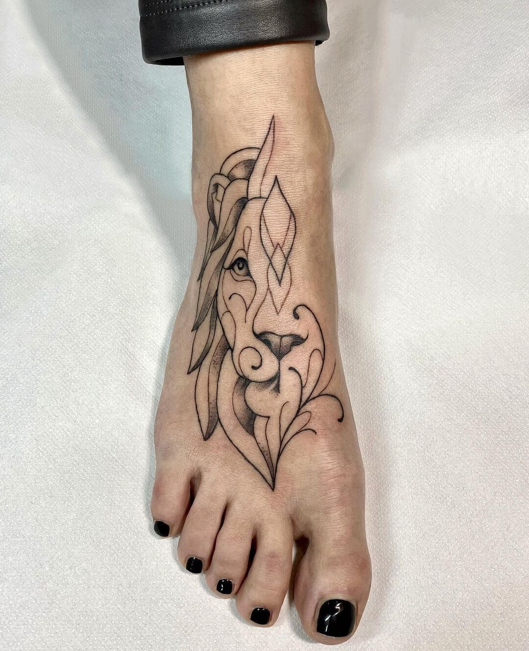 30 Elegant Foot Tattoo Ideas: Stylish Designs, Meaningful Placements and Inspiration for Women