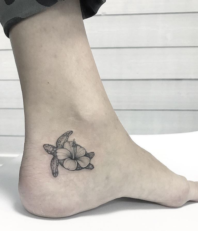 30 Elegant Foot Tattoo Ideas: Stylish Designs, Meaningful Placements and Inspiration for Women