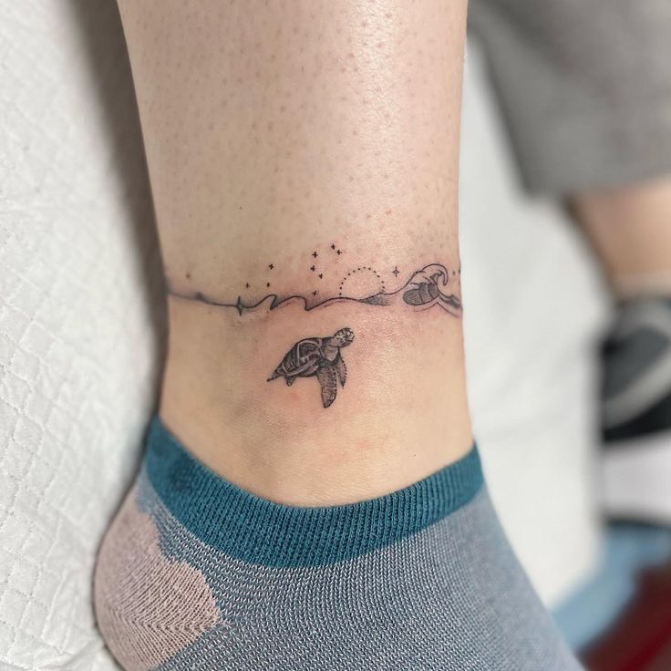 28 Hawaiian Tattoo Ideas for Men & Women: From Tiny Waves to Traditional Patterns