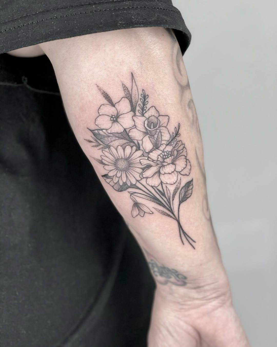 29 Flower Bouquet Tattoo Ideas: Fine Line, Birth Month and Family Designs for Women