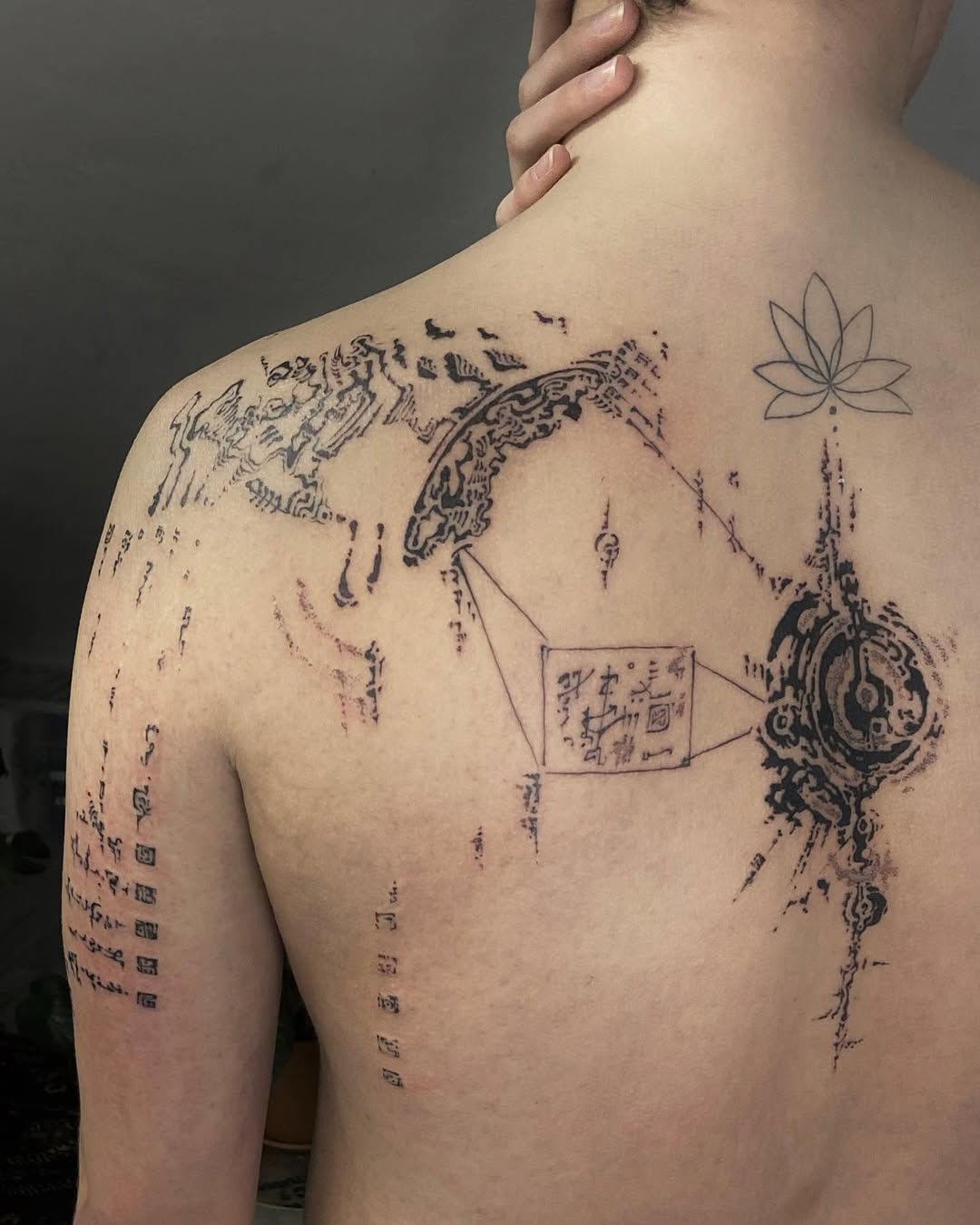 28 Abstract Tattoo Ideas: Fluid Lines, Meaningful Shapes, and Modern Expression