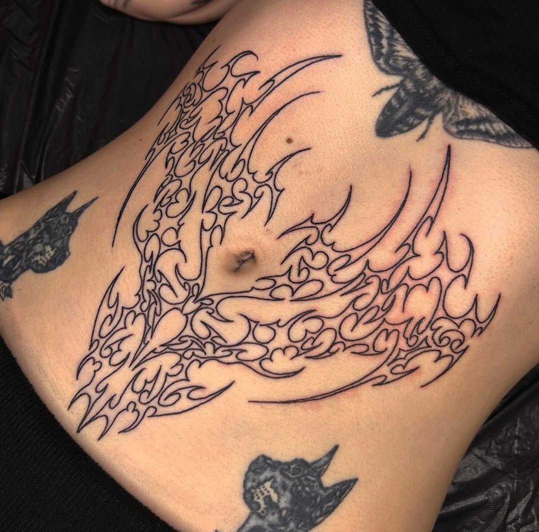 29 Stomach Tattoo Inspiration: Meaningful Pieces, Statement Blackwork, and Perfect Placement