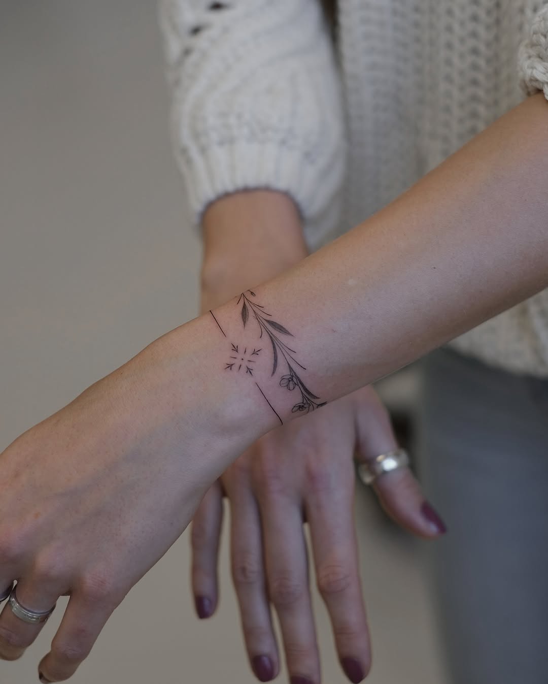 28 Bracelet Tattoo Ideas: Delicate Florals, Bold Cuffs and Meaningful Wrist Bands