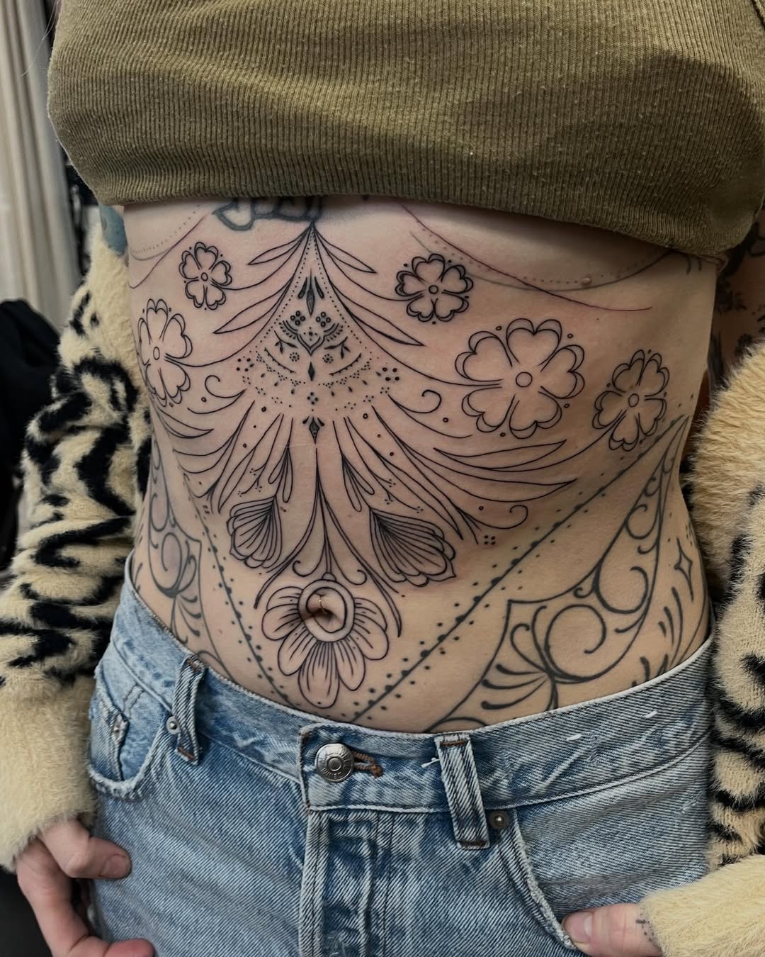 29 Stomach Tattoo Inspiration: Meaningful Pieces, Statement Blackwork, and Perfect Placement