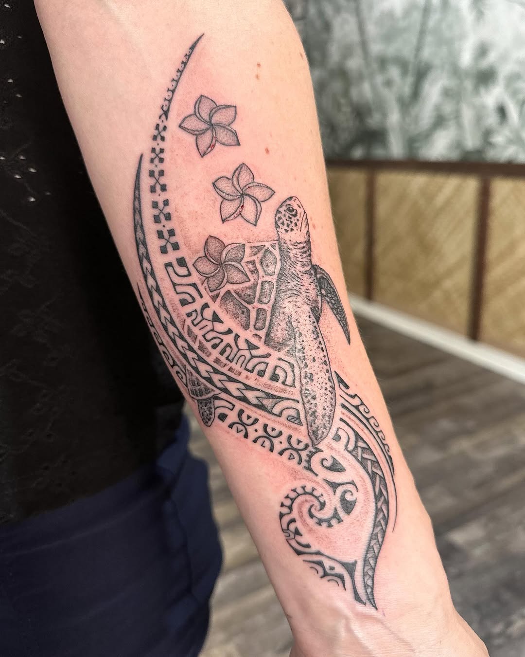 28 Hawaiian Tattoo Ideas for Men & Women: From Tiny Waves to Traditional Patterns