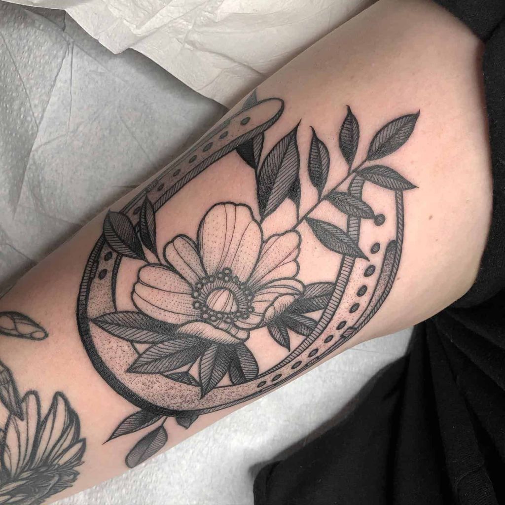 29 Horseshoe Tattoo Ideas: Lucky Designs, Western Symbols and Floral Charms