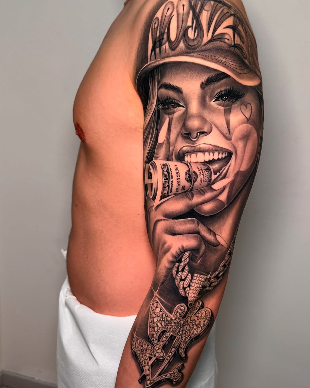 28 Chicano Tattoo Style: Lettering, Sleeves and Street Stories in Black and Grey