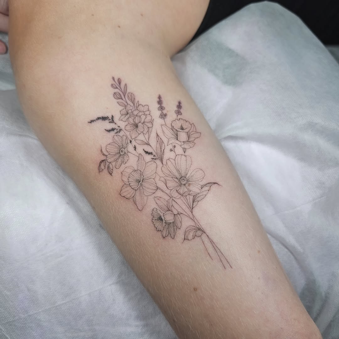 29 Flower Bouquet Tattoo Ideas: Fine Line, Birth Month and Family Designs for Women
