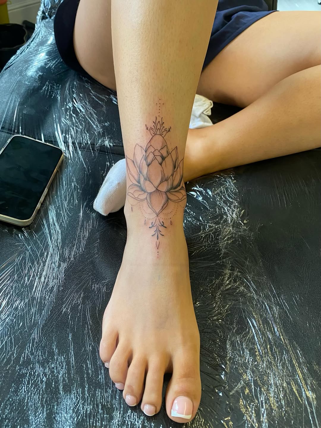 29 Ankle Tattoo Ideas: Feminine, Timeless, and Bold Designs That Elevate Personal Style