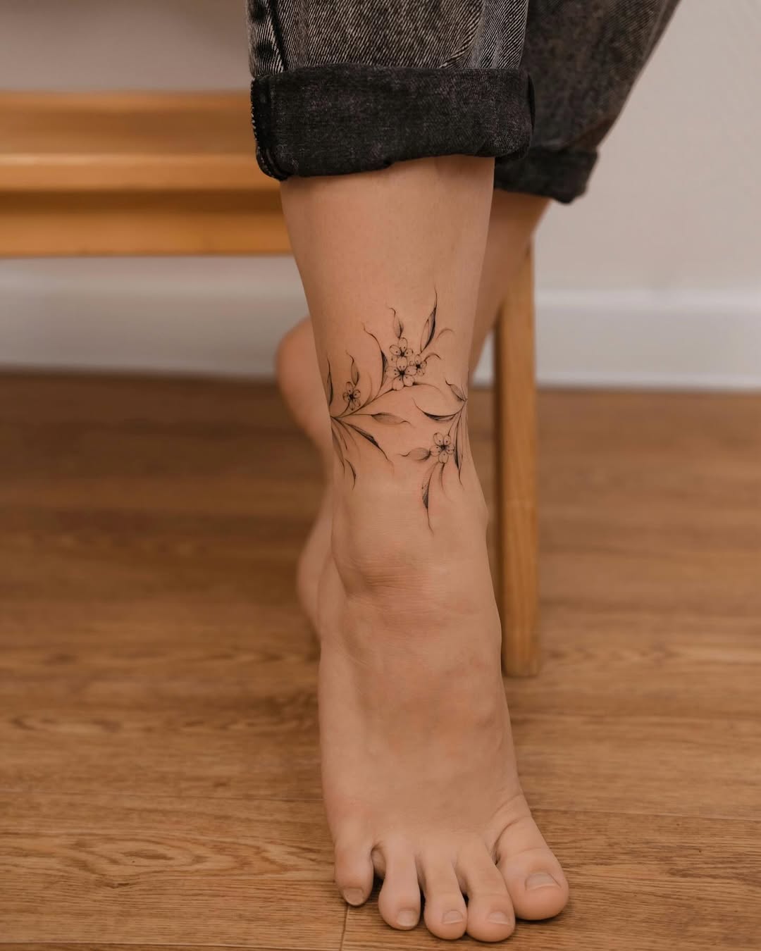 28 Bracelet Tattoo Ideas: Delicate Florals, Bold Cuffs and Meaningful Wrist Bands