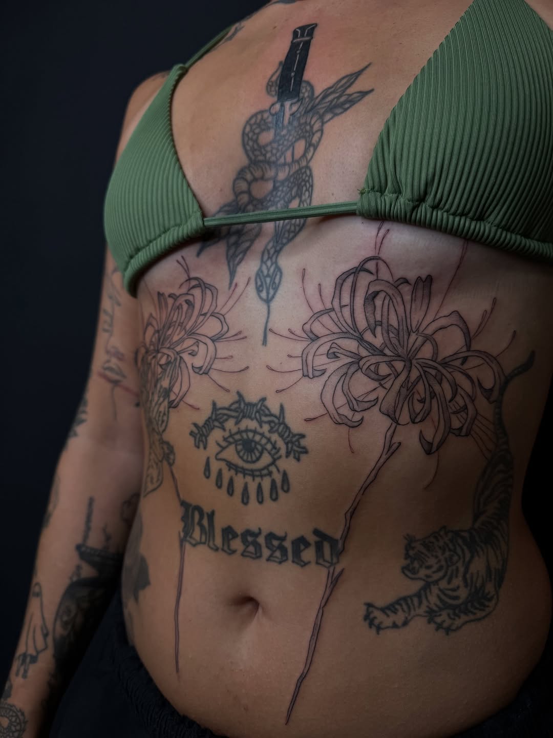 29 Stomach Tattoo Inspiration: Meaningful Pieces, Statement Blackwork, and Perfect Placement