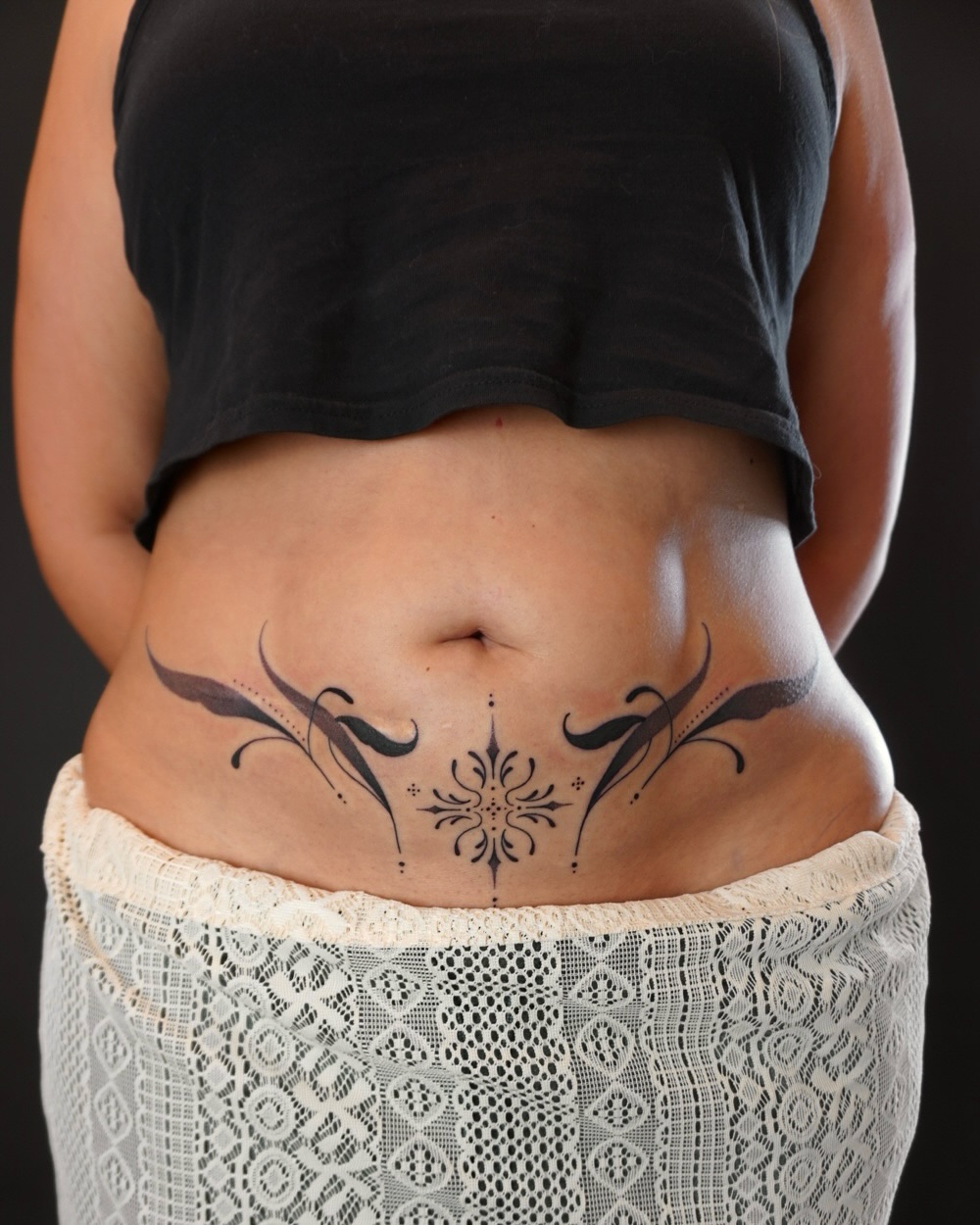 29 Stomach Tattoo Inspiration: Meaningful Pieces, Statement Blackwork, and Perfect Placement