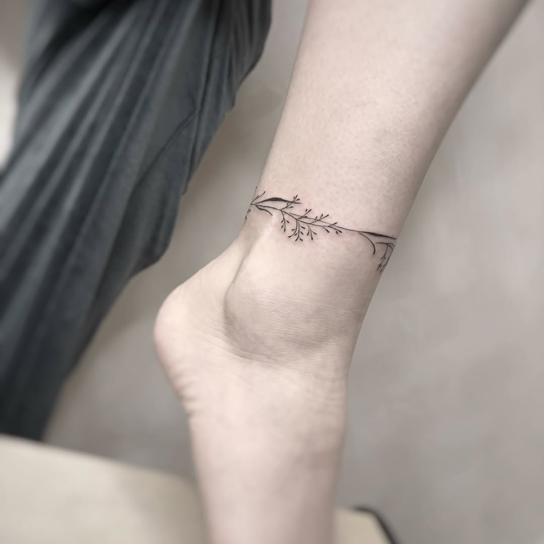 28 Bracelet Tattoo Ideas: Delicate Florals, Bold Cuffs and Meaningful Wrist Bands