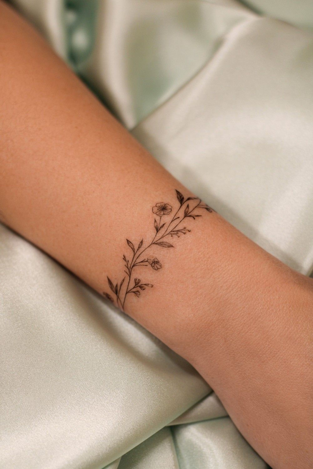 28 Bracelet Tattoo Ideas: Delicate Florals, Bold Cuffs and Meaningful Wrist Bands