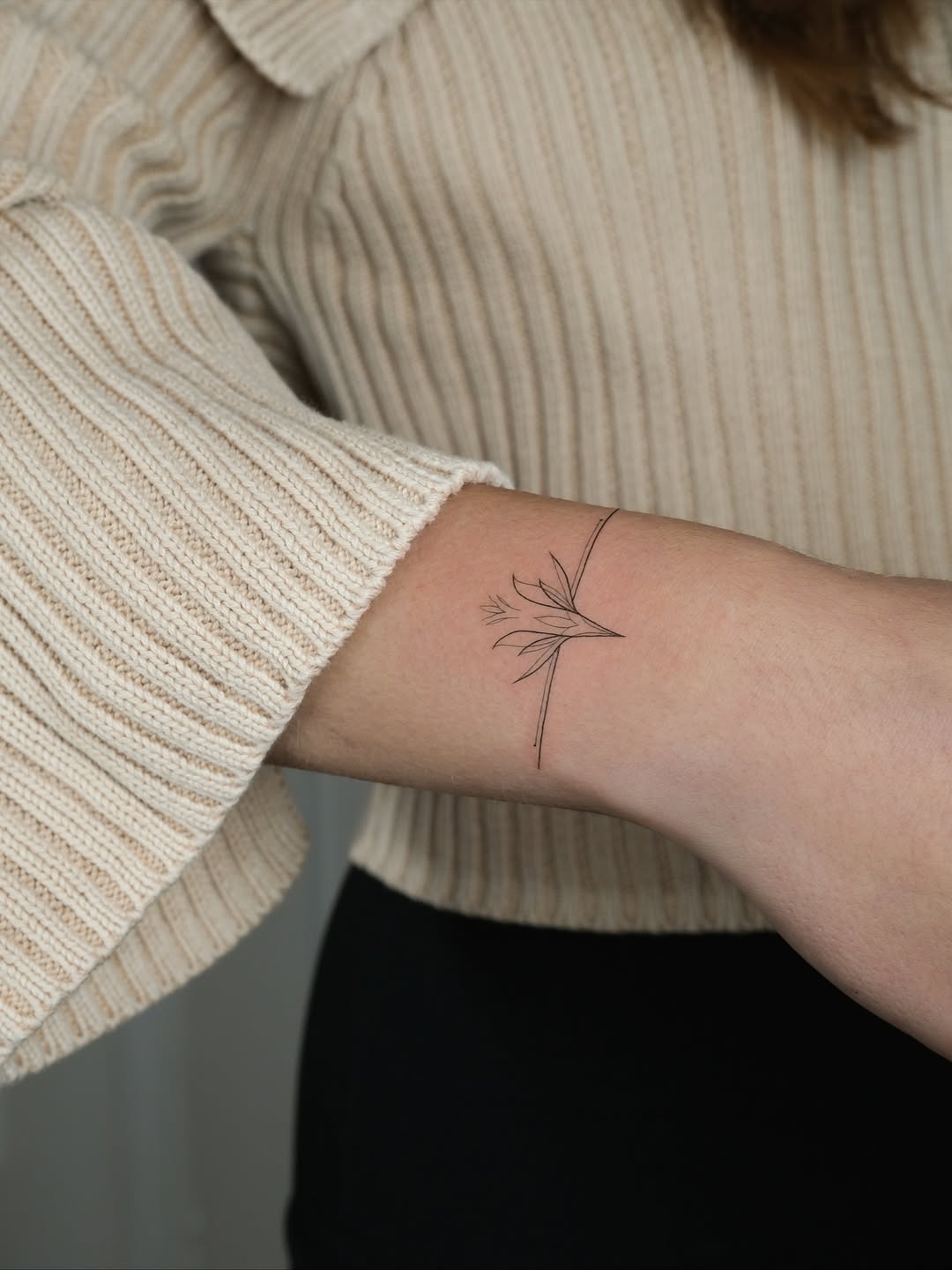 28 Bracelet Tattoo Ideas: Delicate Florals, Bold Cuffs and Meaningful Wrist Bands